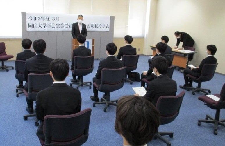 受賞者を激励する舟橋理事