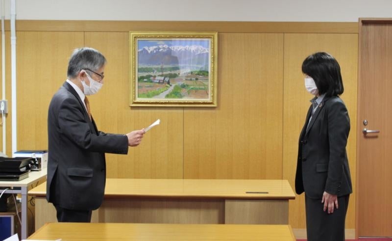 寄附目録贈呈の様子