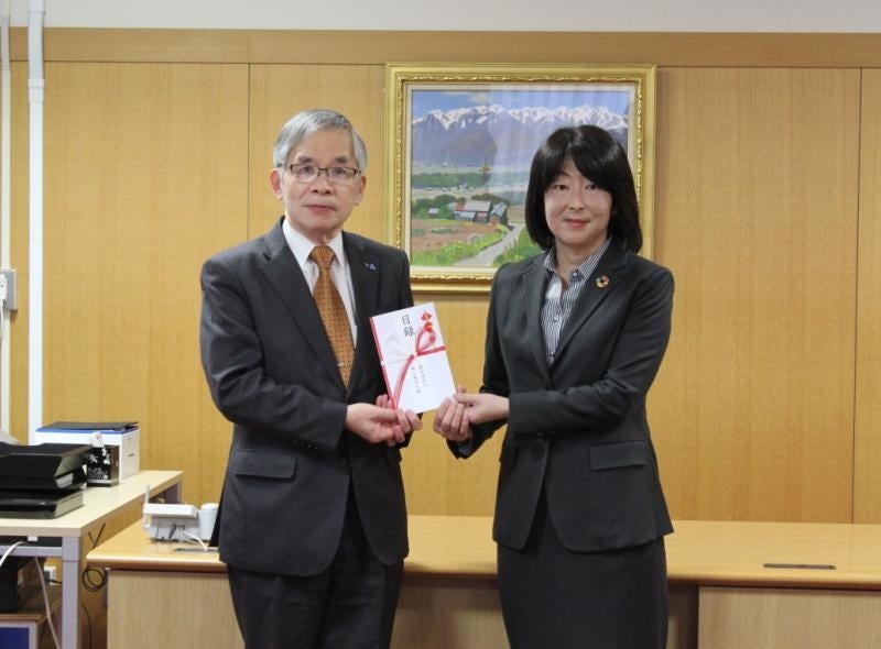 大森会長(左)と三村研究科長 ※撮影時のみマスクを外しました