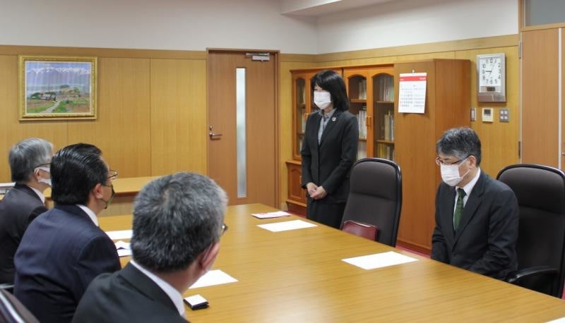 謝辞を述べる三村研究科長