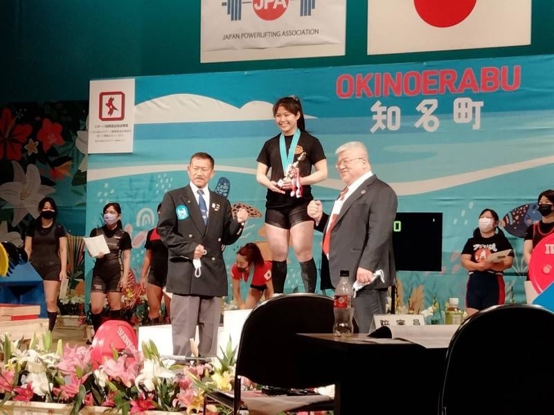 表彰式の様子（中央が岡田さん）