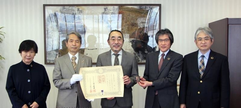 左から高橋理事、槇野学長、菅氏、阿部理事・副学長、菅工学部長