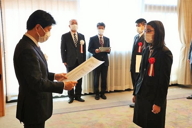 表彰状を受け取る大塚さん(写真提供 岡山県教育庁)