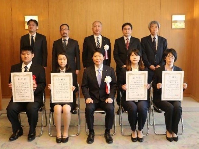仁科賞を受賞した小松さん(前列左から1人目)と大塚さん(同2人目)(写真提供 岡山県教育庁)