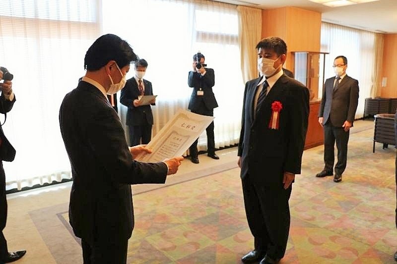 表彰状を受け取る小松さん（写真提供　岡山県教育庁）