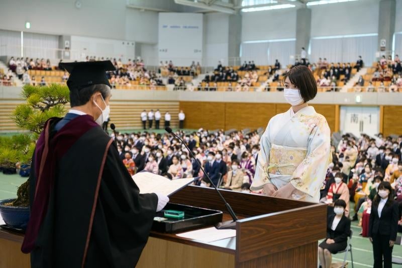 総代代表者への学位記授与