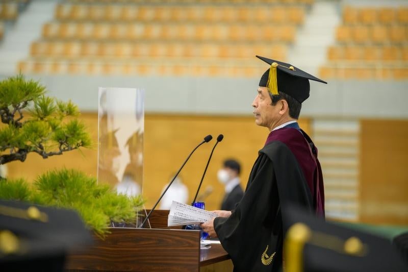 式辞を行う槇野学長