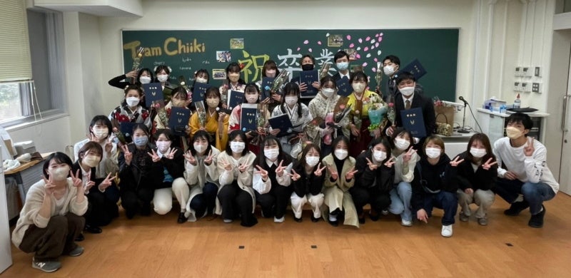 卒業生を囲んで