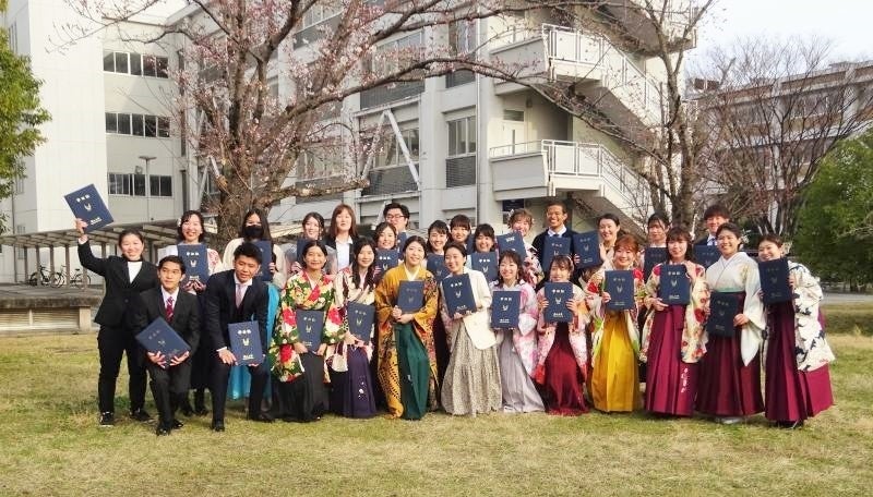 2022年3月25日学位記伝達式の記念写真