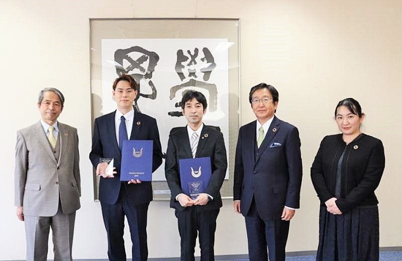 (左から)槇野博史学長、齋藤圭介准教授、増田孝彦特任准教授、那須保友理事・副学長(研究担当)、宇根山絵美学術研究推進本部長