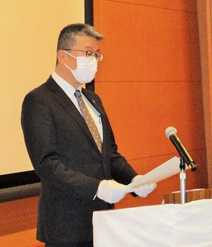 受賞者を激励する舟橋総括副学長