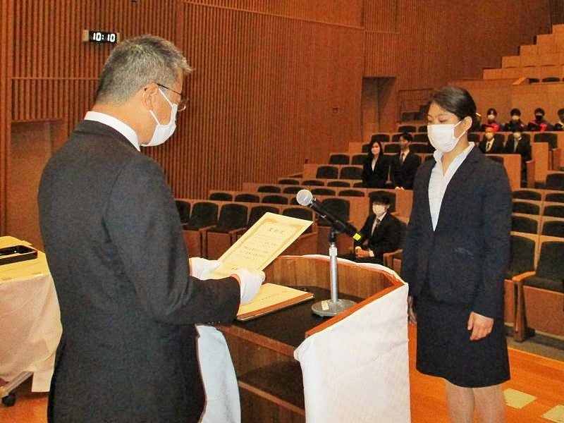 舟橋総括副学長から賞状を贈られる受賞者