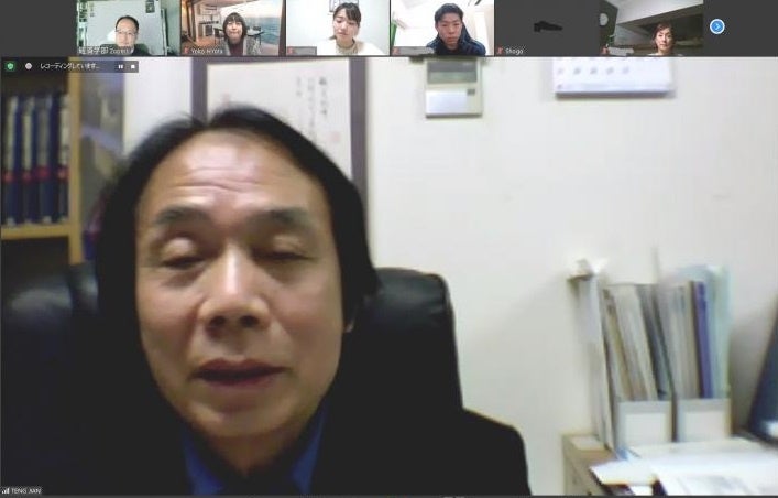 公開報告会でコメントする滕委員長