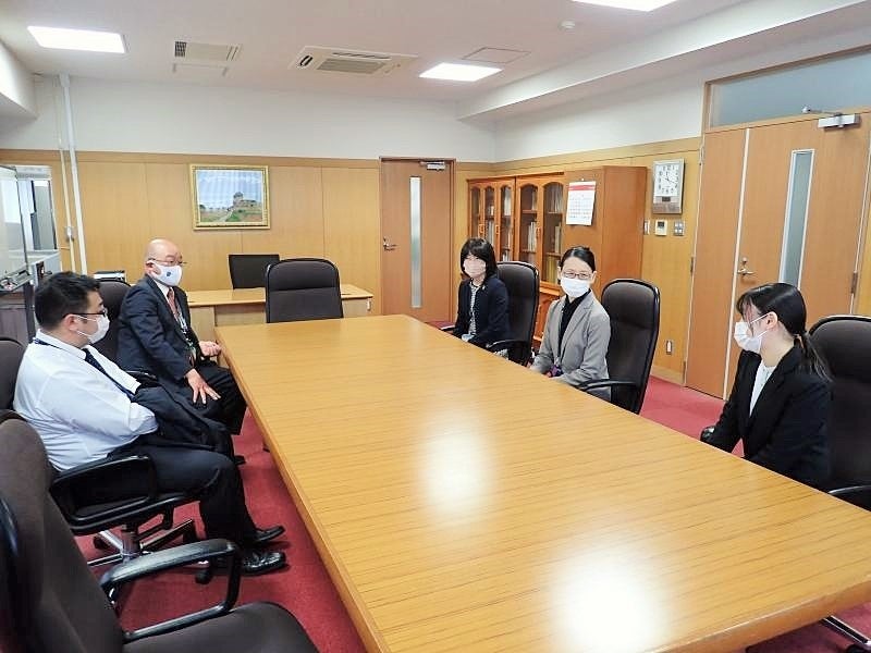 温井さんと髙藤所長、三村学部長、松枝教授らの懇談の様子