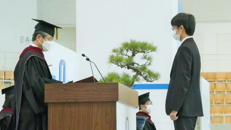 受賞者代表への表彰状および顕彰金目録授与(学部学生)