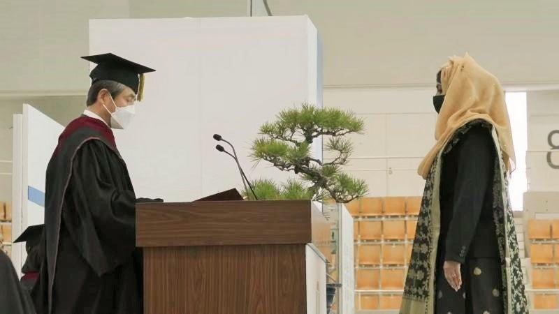 受賞者代表への表彰状および顕彰金目録授与（大学院生）