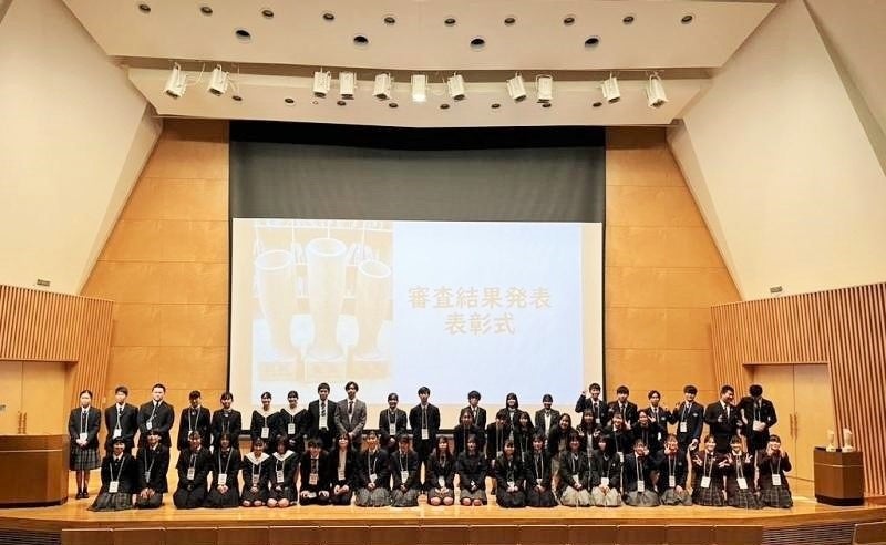 発表した高校生の集合写真（撮影時のみマスクを外しました）