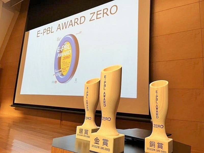 ステージと岡山県産ヒノキを使用しSDGsを意識したトロフィー（夢創工房と共同制作）