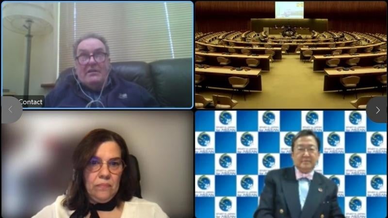 那須理事・副学長(右下)とパネリストら