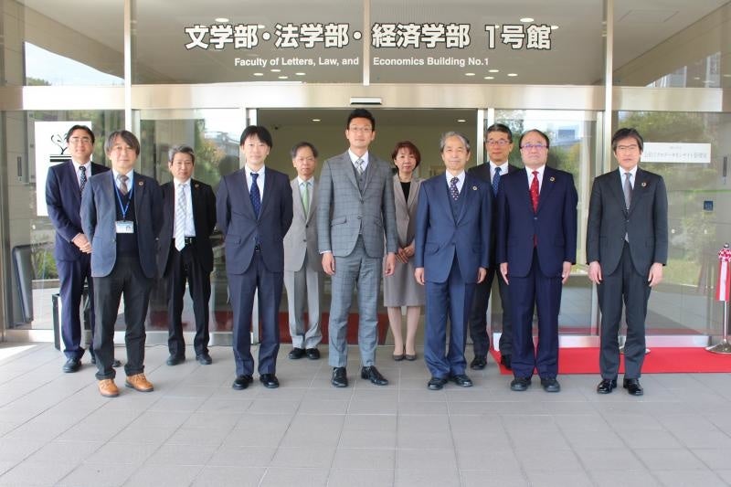 関係者による集合写真(撮影時のみマスクを外しています)