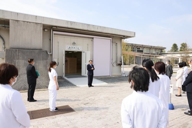 あいさつを行う那須保友研究担当理事・副学長(中央)