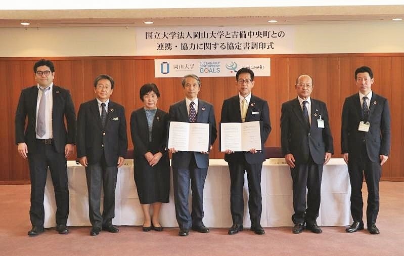 関係者の集合写真 ※撮影時のみマスクを外しました