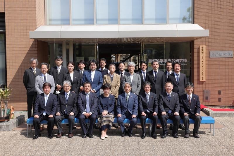 セレモニー終了後、関係者による記念撮影 （撮影時のみマスクを外しています）