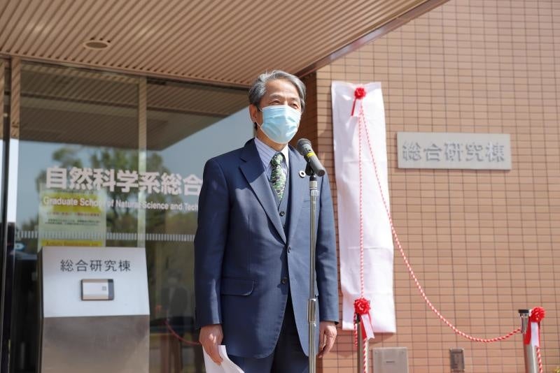 あいさつをする槇野学長