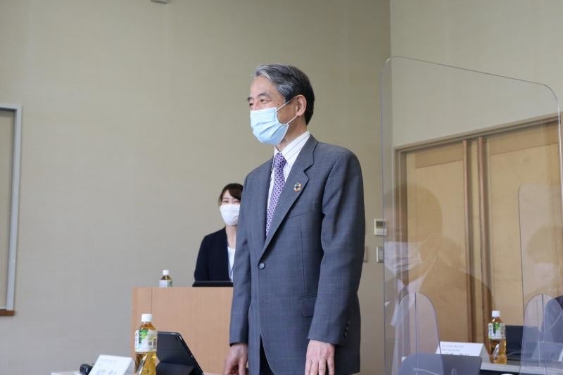 開会あいさつをする槇野学長