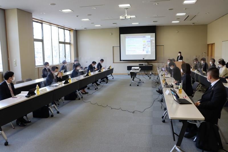 活発に意見交換する様子（左：中国銀行　右：岡山大学）