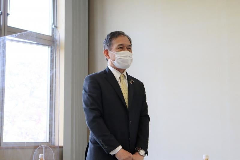 閉会あいさつをする加藤取締役頭取