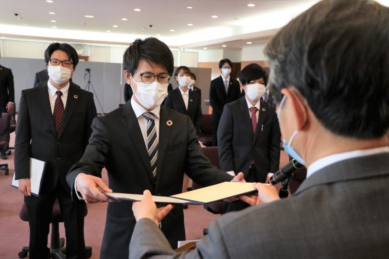 槇野学長から認定証を受け取る代表者