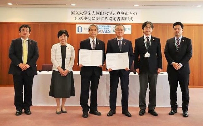 関係者の集合写真　※撮影時のみマスクを外しました