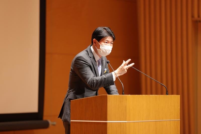 あいさつをする伊原木岡山県知事