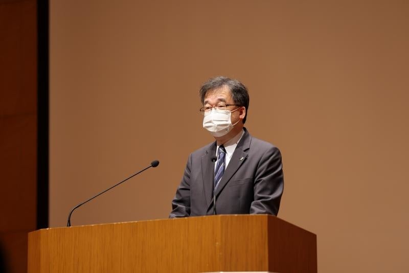 あいさつをする義本文部科学事務次官