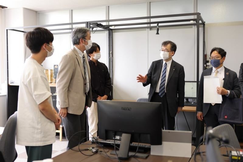 シンポジウムに先立ち視察をする義本文部科学事務次官（右から2人目）、上田環境省中国四国地方環境事務所長（右端）