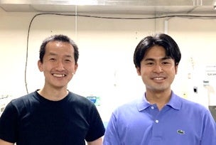 藤原正澄研究教授と押味佳裕大学院生(右)