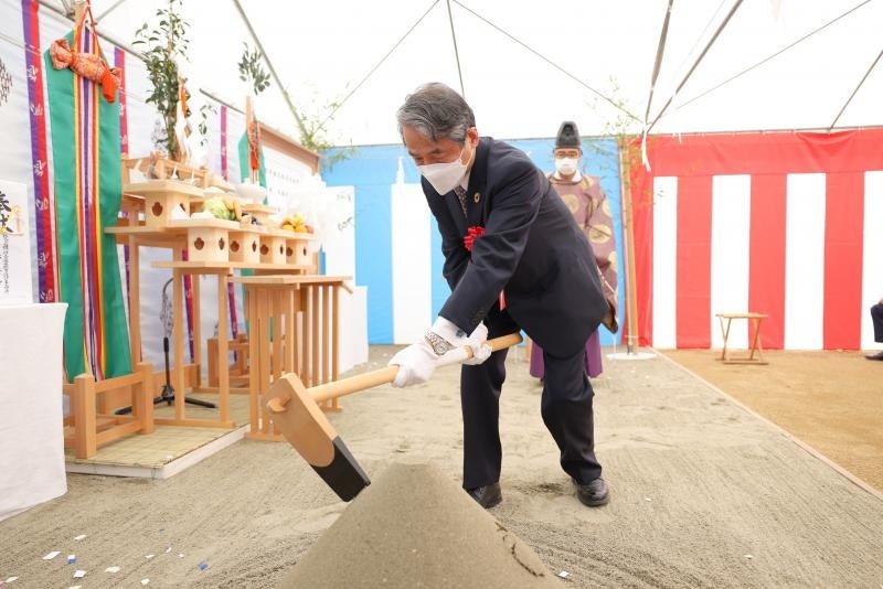 鍬入れを行う槇野博史学長