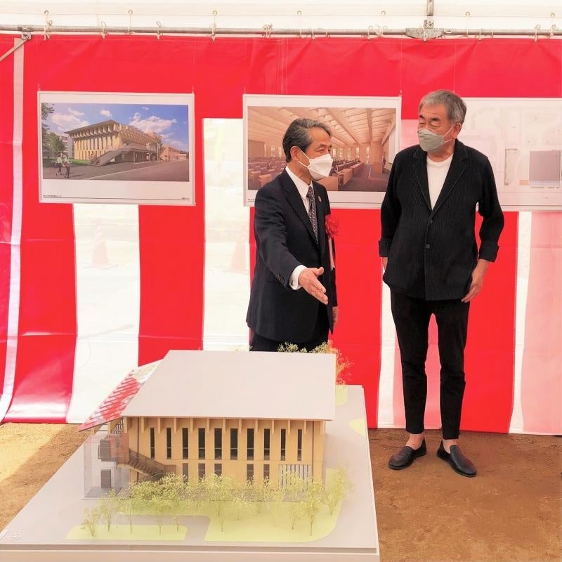 模型を前に説明をする隈研吾特別招聘教授(右)