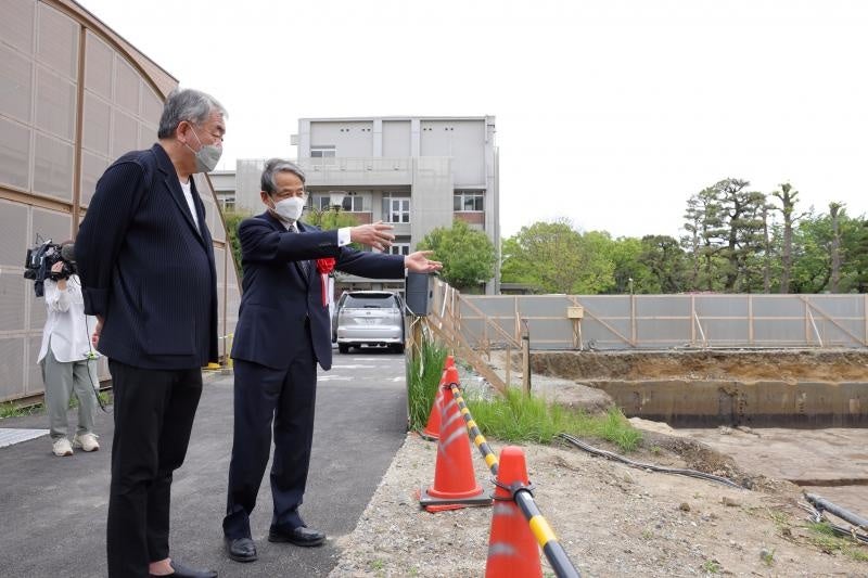 建設予定地を視察する隈研吾特別招聘教授と槇野博史学長