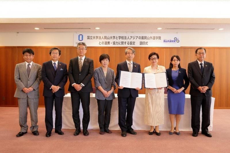 関係者の集合写真　※撮影時のみマスクを外しました