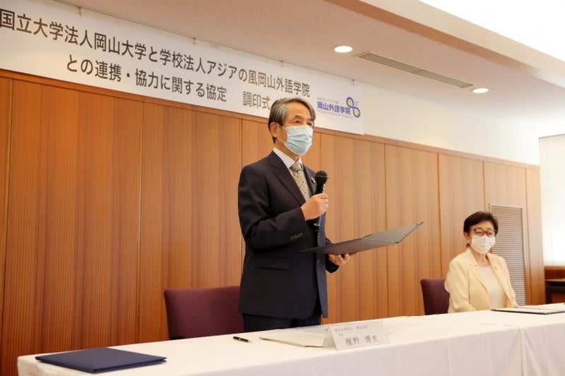 あいさつをする槇野学長