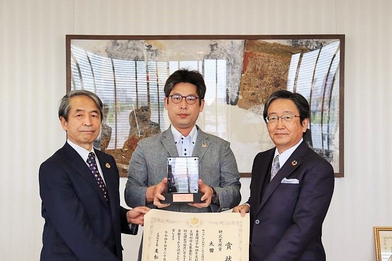 メダルを手にする太田弘道技術専門職員（中央）※撮影時のみマスクを外しました