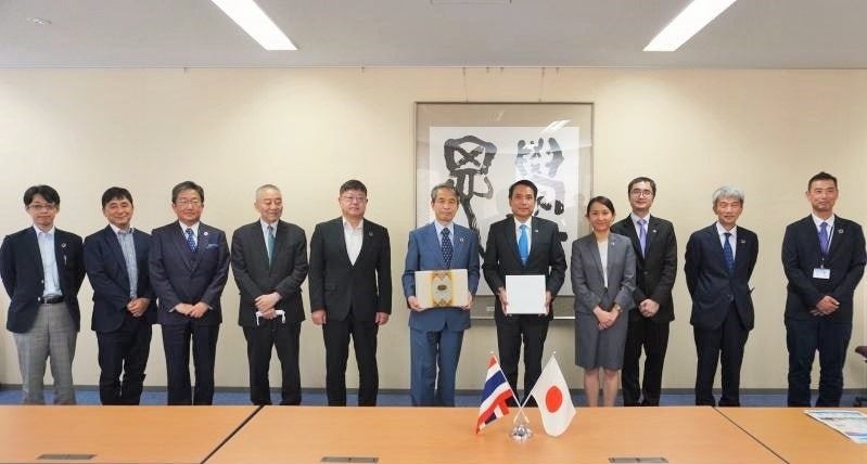 集合写真（槇野学長：中央、スックターウォン総領事：右から5番目、プーピアンジャイ領事：右から4番目、アンサナンスク領事：右から3番目） 記念品交換の様子　※撮影時のみマスクを外しました