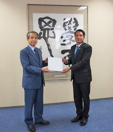 記念品交換の様子　※撮影時のみマスクを外しました