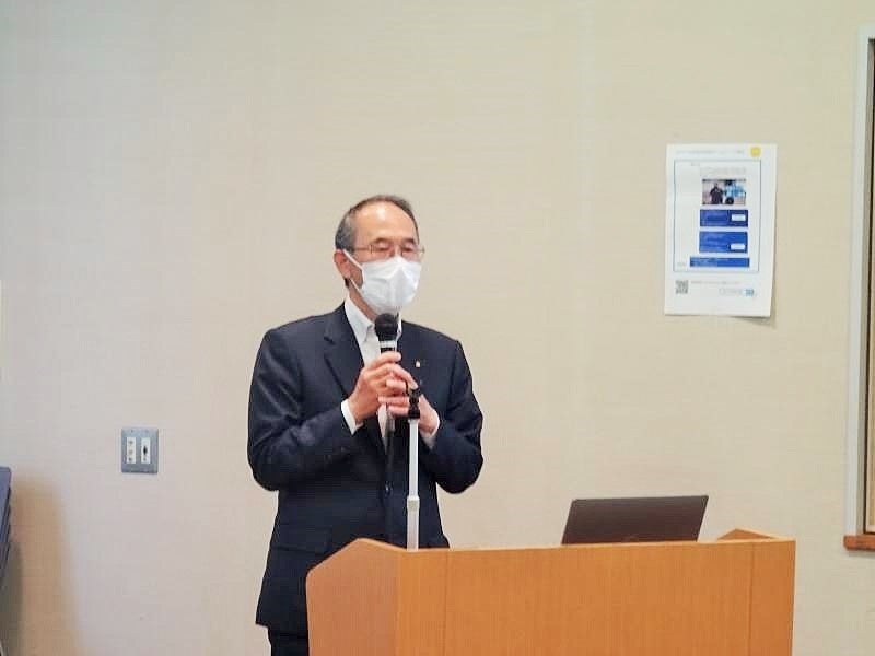 講演する岡山トヨタ自動車株式会社の梶谷俊介代表取締役社長