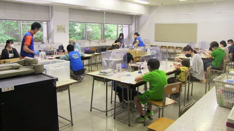 万華鏡づくりの様子