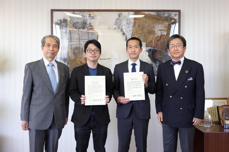 左から槇野学長、松井研究教授、藤原研究教授、那須理事 ※撮影時のみマスクを外しました