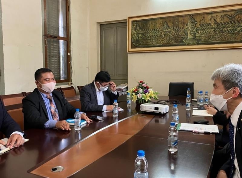 カンボジア国立教育大学との会談の様子