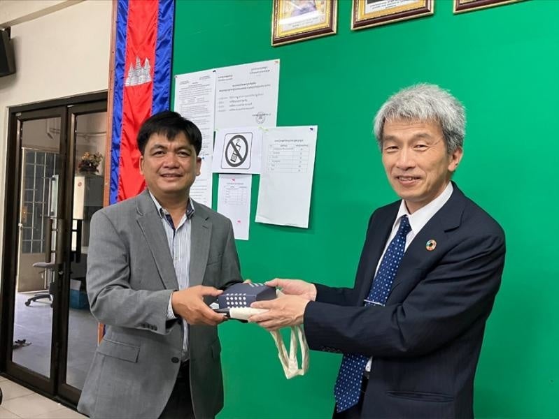Bunlay副局長(左)と鈴木副学長の記念撮影 ※撮影時のみマスクを外しました